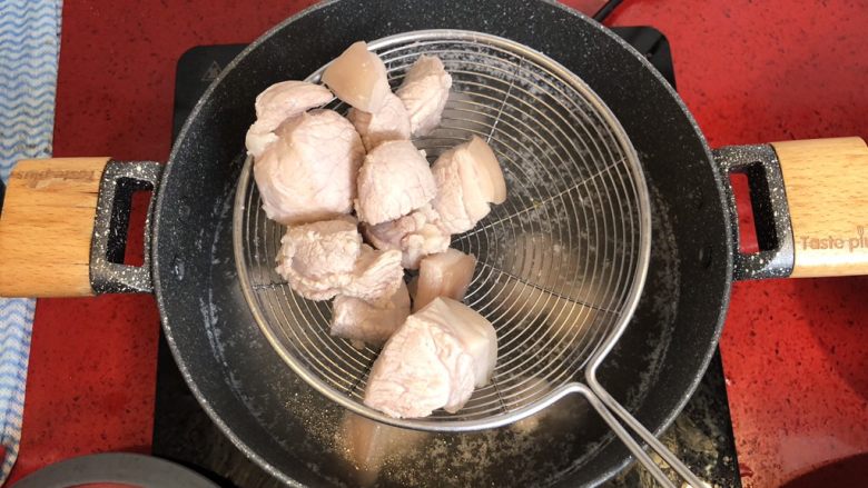 小拉家私房红烧肉 | 酱汁拌饭两碗米饭下肚
 ,肉变白后捞起（大约1分钟），洗净控干水份备用。