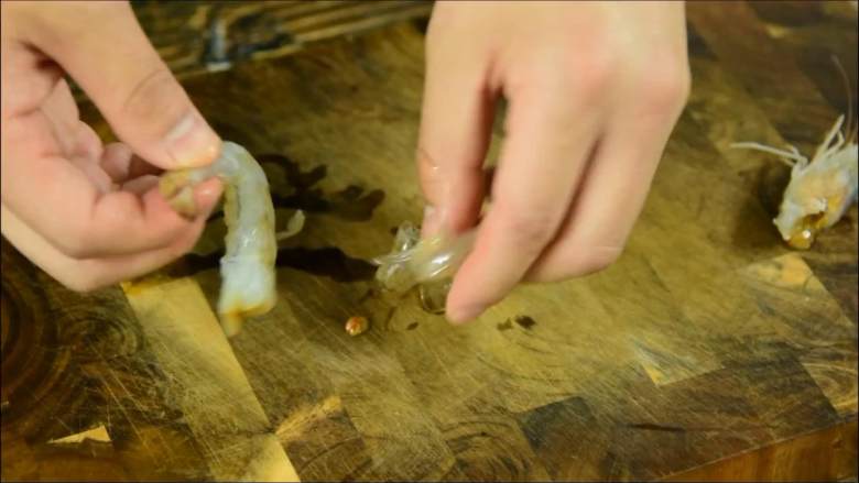 虾仁这么做一盘肯定不够吃,虾去壳留虾尾。