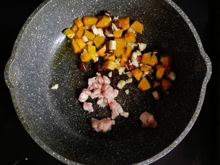 南瓜肉末炒饭,将蔬菜推到一边，倒入腌好的猪肉炒至变色