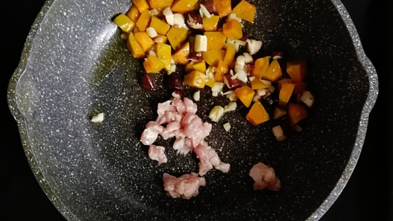 南瓜肉末炒饭,将蔬菜推到一边，倒入腌好的猪肉炒至变色