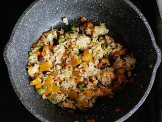 南瓜肉末炒饭,焖煮至收汁，倒入熟米饭炒匀
