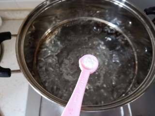芝士小龙虾焗意面,锅内放足量水，水开后加一小勺盐