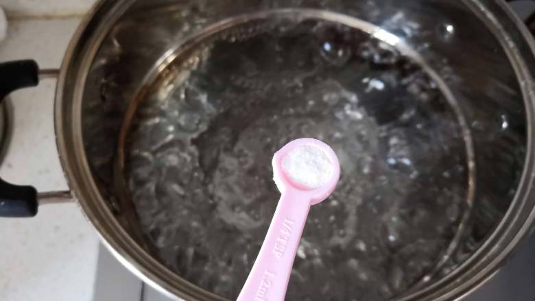 芝士小龙虾焗意面,锅内放足量水，水开后加一小勺盐