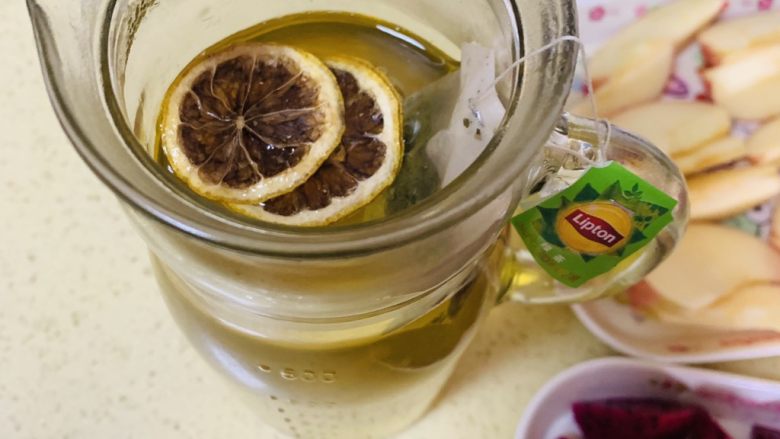 高颜值火龙果西瓜水果薄荷茶,先放入柠檬干，因为柠檬干泡软比较久。