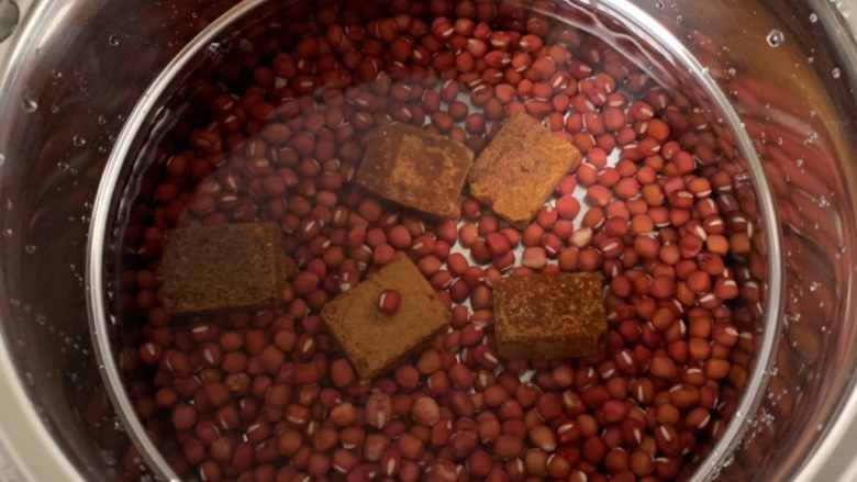 红豆椰奶西米露,洗净，放入小锅中，加入足量的水、几块红糖