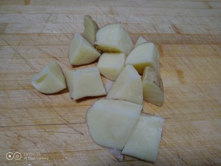 排骨焖面,土豆洗净切滚刀块。