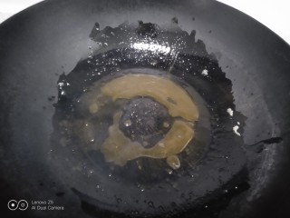 排骨焖面,锅中放入适量油，放入白糖，炒糖色至金黄色。