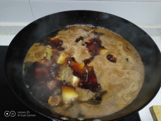 排骨焖面,加入沫过食材的开水，放入土豆、香油、花椒、茴香大火煮开。