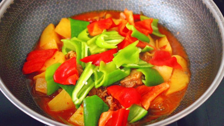 鸭腿烧双椒土豆,看见锅中汤汁变浓稠时，放入青红椒。
