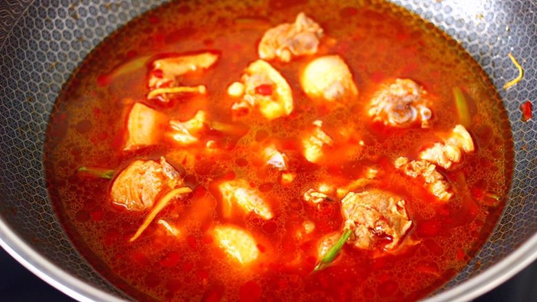 鸭腿烧双椒土豆,锅中倒入适量的清水。