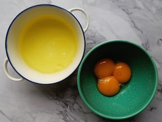 双色蛋卷,3个鸡蛋蛋黄和蛋清分离到两个碗内