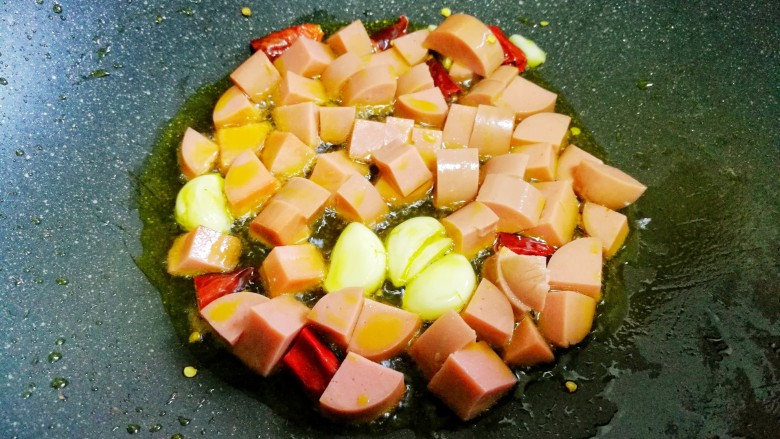 好吃到舔盘的黄瓜火腿丁,加火腿肠翻炒均匀。