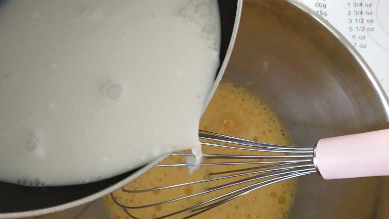 椰奶布丁,4、将椰浆牛奶冲到全蛋液中，边倒边搅拌。
