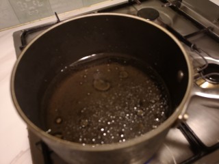 虾丸菠菜汤,锅内加水，烧开。