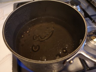 虾丸菠菜汤,锅内加入水，加少许油。