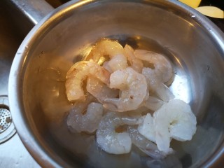 虾丸菠菜汤,虾仁去虾线洗干净。