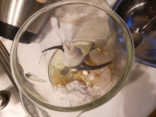 虾丸菠菜汤,把虾仁，淀粉，胡椒粉，姜末，蛋清放入搅拌机内，搅成泥。