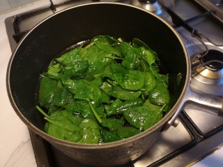 虾丸菠菜汤,水开之后，把菠菜放入水中。