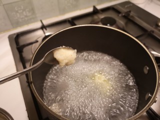 虾丸菠菜汤,水开之后下入虾肉丸儿。