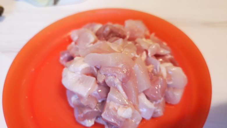 红烧鸡肉香菇,把鸡腿肉切成块儿。