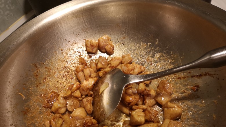 红烧鸡肉香菇,加入老抽。继续翻炒。
