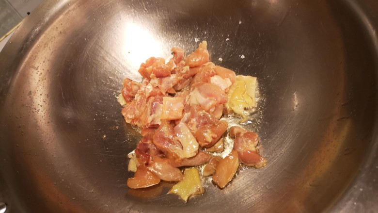 红烧鸡肉香菇,加鸡肉翻炒。一直炒到鸡肉微熟。