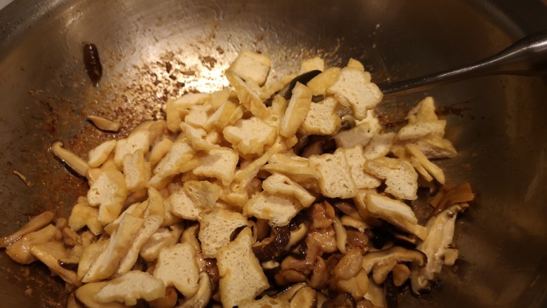 红烧鸡肉香菇,再加入豆腐泡儿片儿。