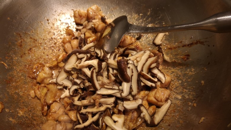 红烧鸡肉香菇,加入香菇丝。