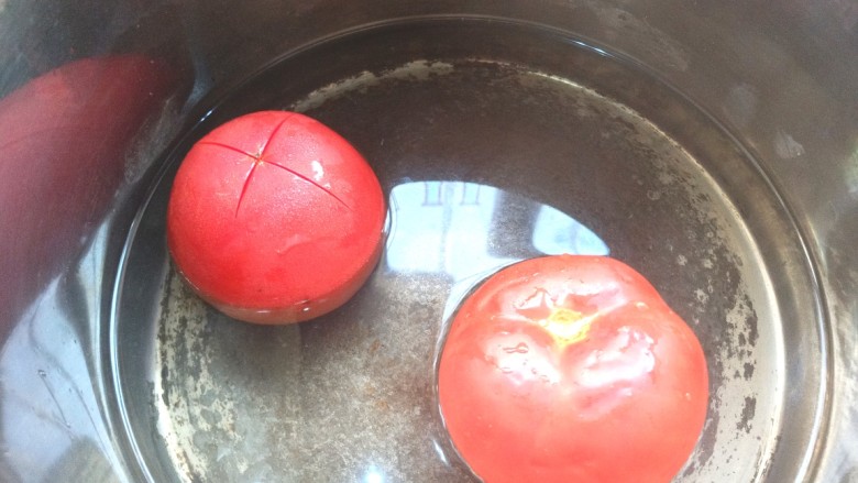 番茄酸汤肥牛,划十字，用开水烫一下