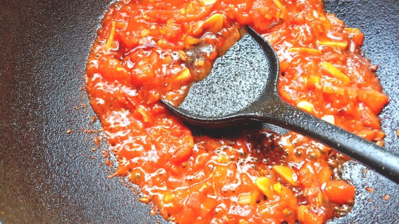 番茄酸汤肥牛,在加入一勺耗油翻炒均匀
