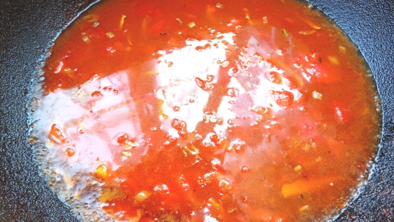 番茄酸汤肥牛,加入适量的水，烧开