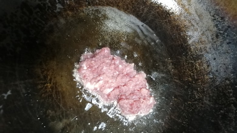 红薯粉丝肉沫汤,将肉沫倒下去翻炒