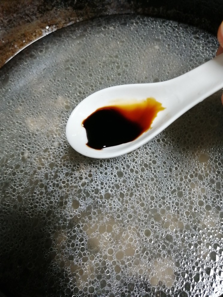 红薯粉丝肉沫汤,加适量酿造酱油煮十五分钟左右