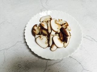 芦笋炒蘑菇,装盘备用