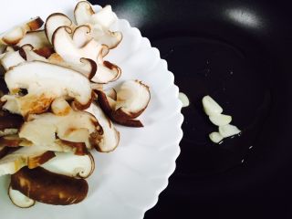 芦笋炒蘑菇,倒入香菇
