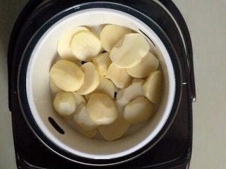 五彩培根土豆卷,做法：土豆去皮切块放九阳电饭煲蒸熟；
