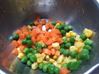 五彩培根土豆卷,蔬菜粒洗净滤干水分；