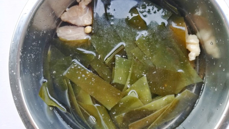 清甜浓郁的海带黄豆排骨汤,加入没过食材的水，开启煲汤模式。