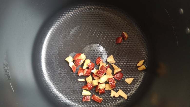 营养丰富+藜麦南瓜粥,我用的是高压锅，用普通的煮饭锅也是可以的，区别在于煮饭的时间长短。将红枣倒入锅中。
