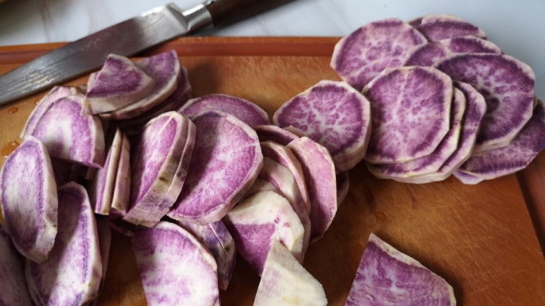 奶香拉丝紫薯饼,去掉皮，切成片儿。