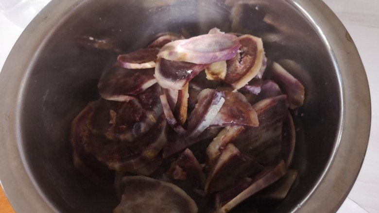 奶香拉丝紫薯饼,上锅蒸15分钟，把紫薯蒸熟。