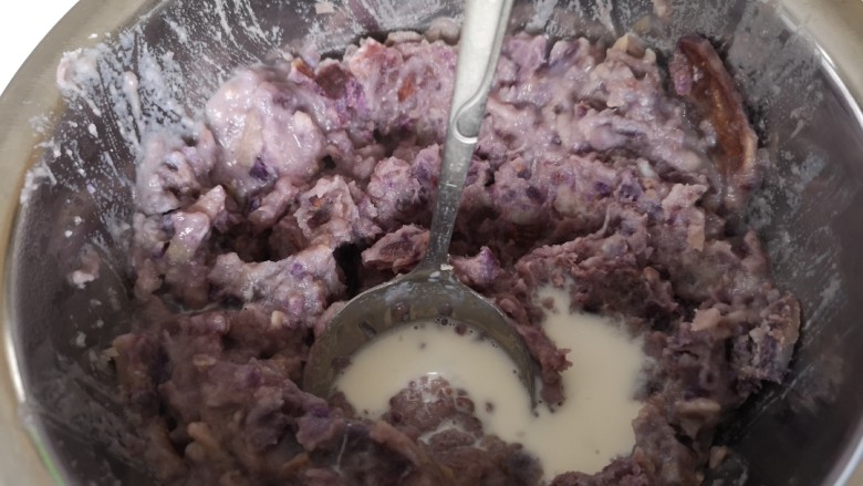 奶香拉丝紫薯饼,把紫薯加入牛奶。