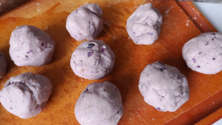 奶香拉丝紫薯饼,和成面团儿。然后分成小的面团儿。