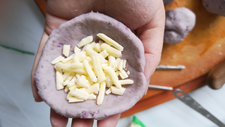 奶香拉丝紫薯饼,包入奶酪。