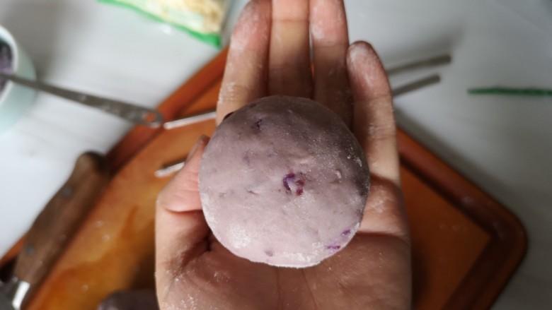 奶香拉丝紫薯饼,包在一起封口。
