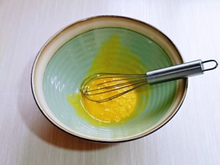 无油低脂～奶香松饼,先做蛋黄糊，用手动打蛋器将蛋黄打散。