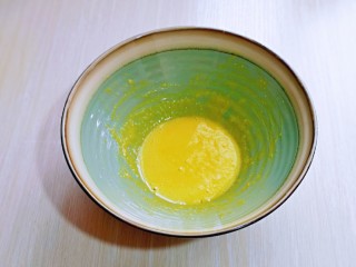 无油低脂～奶香松饼,用手动打蛋器打至均匀，使糖霜与蛋黄完全融合。
