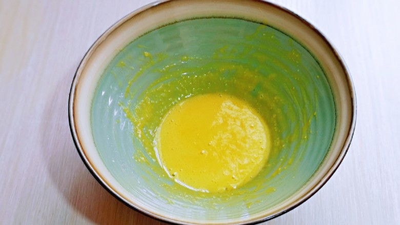 无油低脂～奶香松饼,用手动打蛋器打至均匀，使糖霜与蛋黄完全融合。