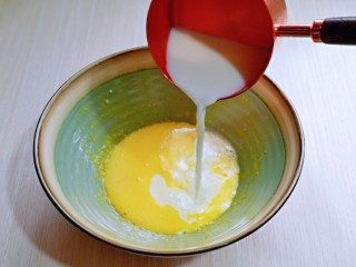 无油低脂～奶香松饼,再加入纯牛奶，再次用手动打蛋器打至均匀。