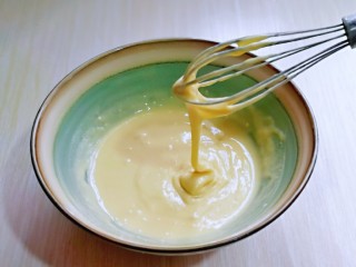 无油低脂～奶香松饼,翻拌均匀，且无干粉，提起打蛋器面糊自由流动状态即可，放旁边备用。